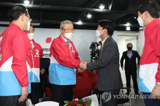 4ㆍ7 재보궐 선거에서 국민의힘 오세훈 서울시장 후보의 당선이 확실해진 지난 4월 8일 자정께 서울 여의도 당사 국민의힘 개표상황실에서 김종인 비상대책위원장(가운데 왼쪽)과 국민의당 안철수 대표가 축하 인사를 나누는 모습. [사진=연합뉴스]